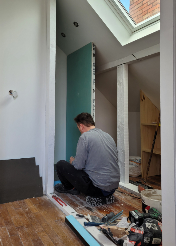 Alan Vanpoucke de dos qui travaille sur un chantier