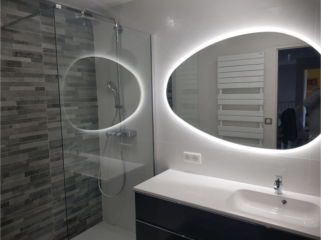 Salle de bain design, carrelage foncé avec douche à l'italienne et pommeau en hauteur.