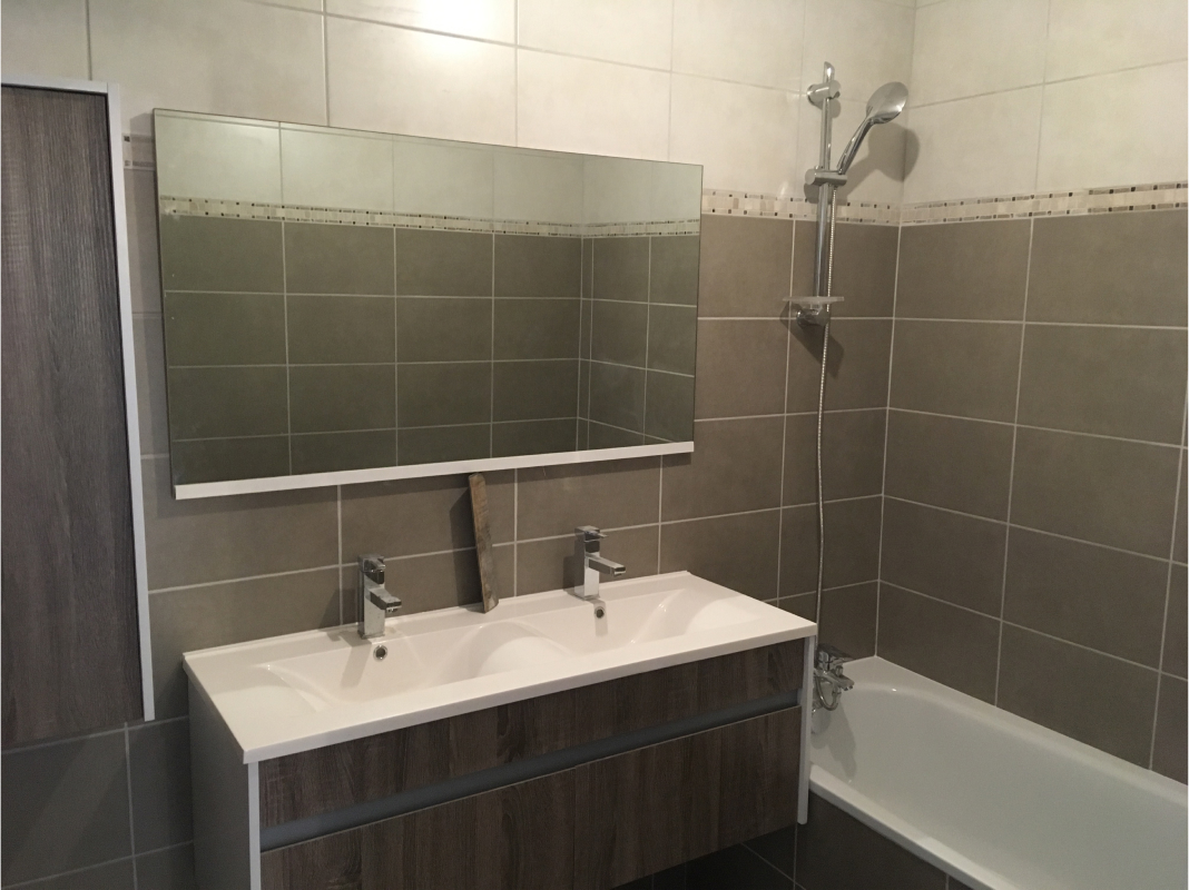 Salle de bain moderne avec carrelage marron.
